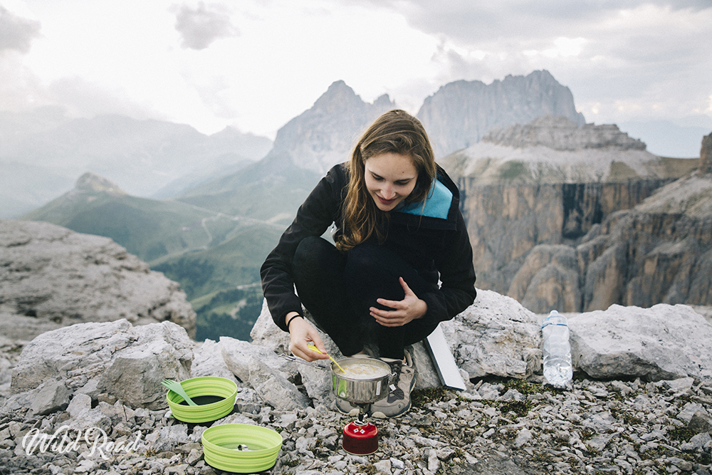 Un réchaud pour manger chaud lors d'un bivouac dans les Dolomites, Italie Un réchaud pour manger chaud