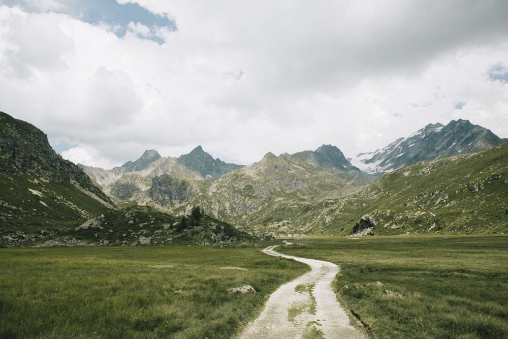 Le sentier de randonnée qui mène au Refuge du Ruitor. crédit photo : Clara Ferrand - blog Wildroad Le sentier de randonnée qui mène au Refuge du Ruitor