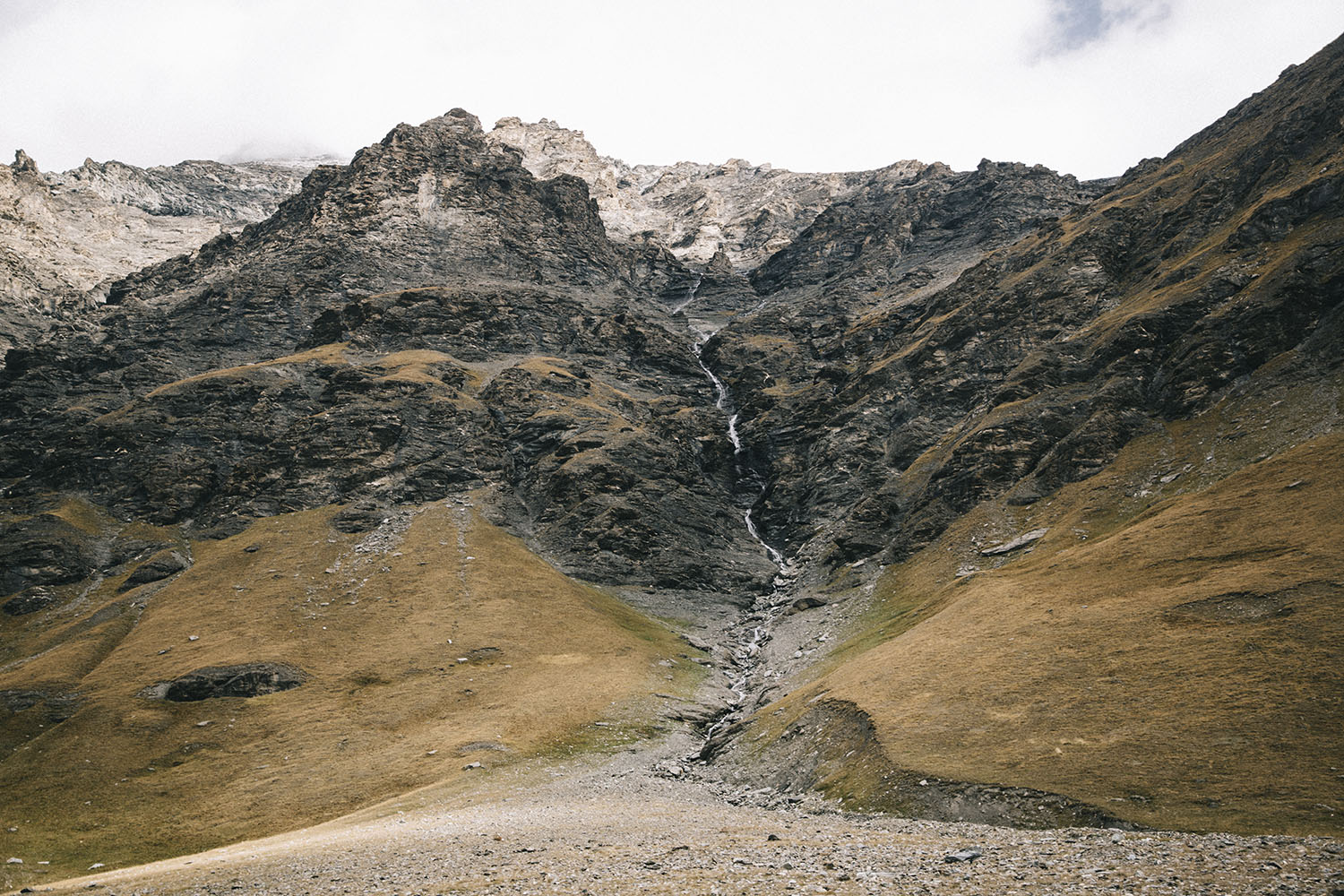 Les cascade au pied du pic de la grande Sassière en Savoie. crédit photo : Clara Ferrand - blog Wildroad