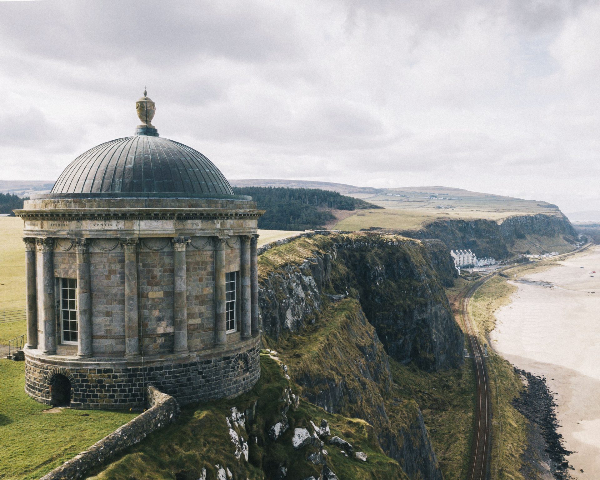 Mussenden temple et le chemin de fer