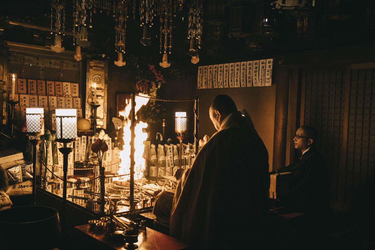 dormir dans un temple bouddhiste cérémonie du feu nara prefecture