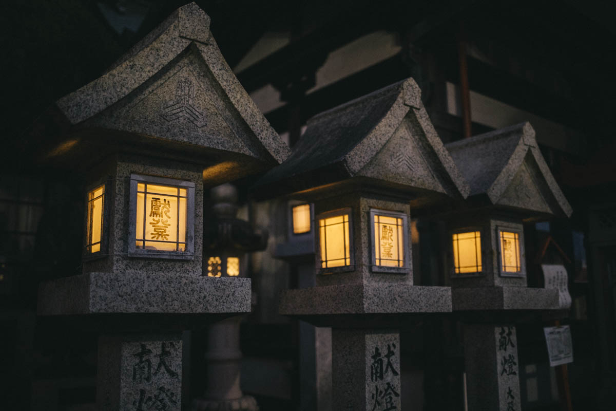 lanterne nuit japon temple bouddhiste
