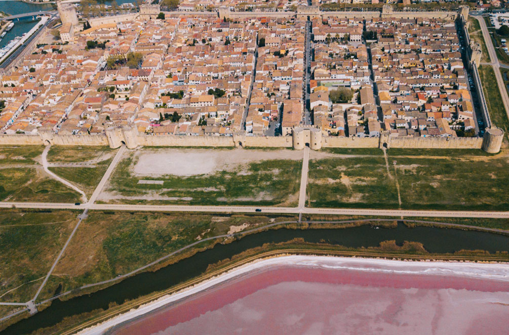 Vue sur les remparts et les salins d'Aigues-Mortes en Camargue