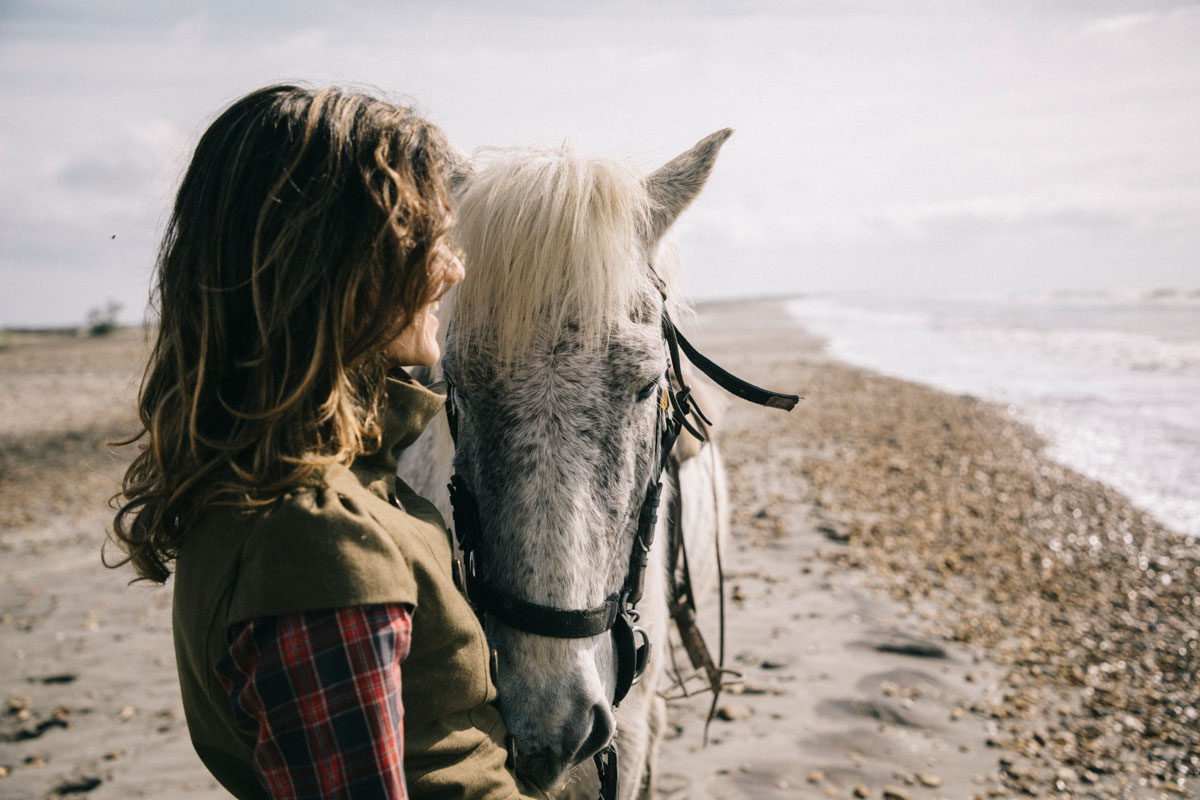Balade à cheval le long de la plage en Camargue un week-end en France