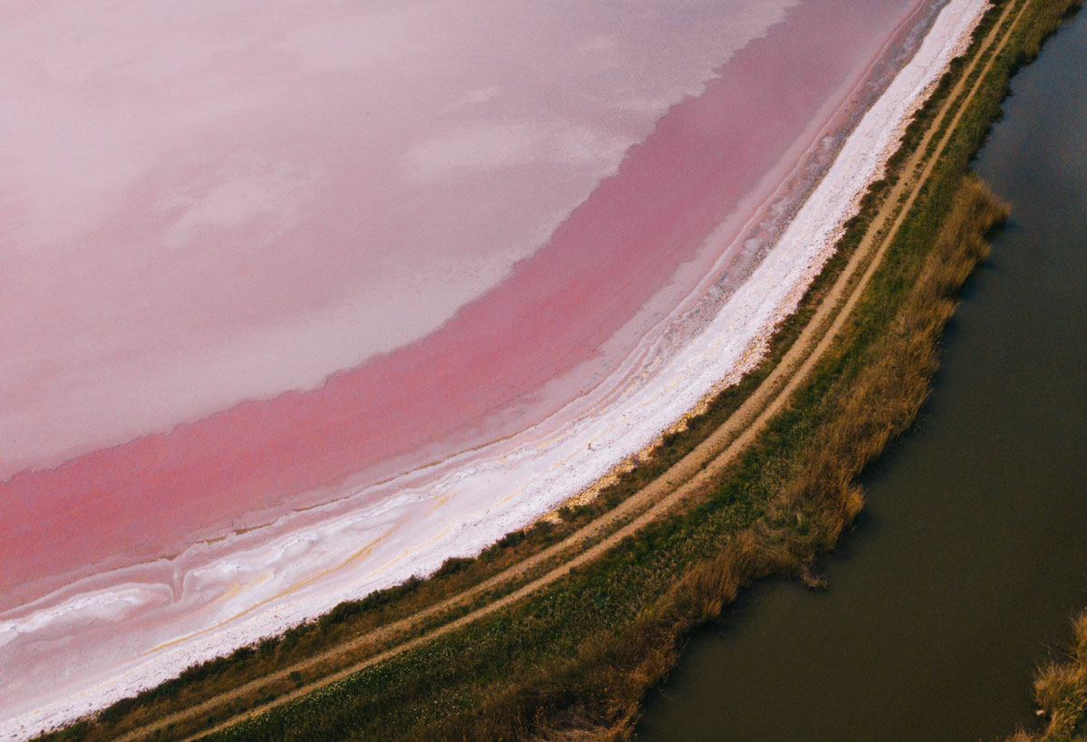 la teinte rose des salins 'Aigues-Mortes en Camargue