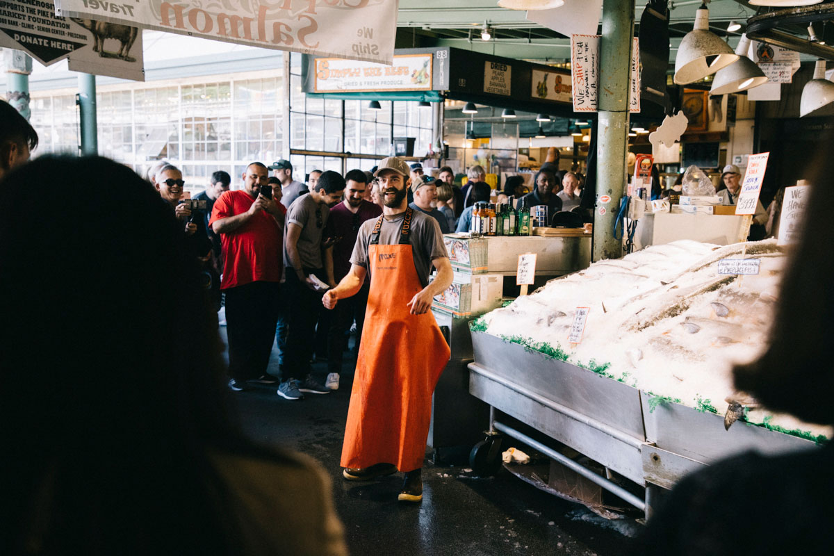 Le stand des poissonnier hippster au Pike place Market à Seattle
