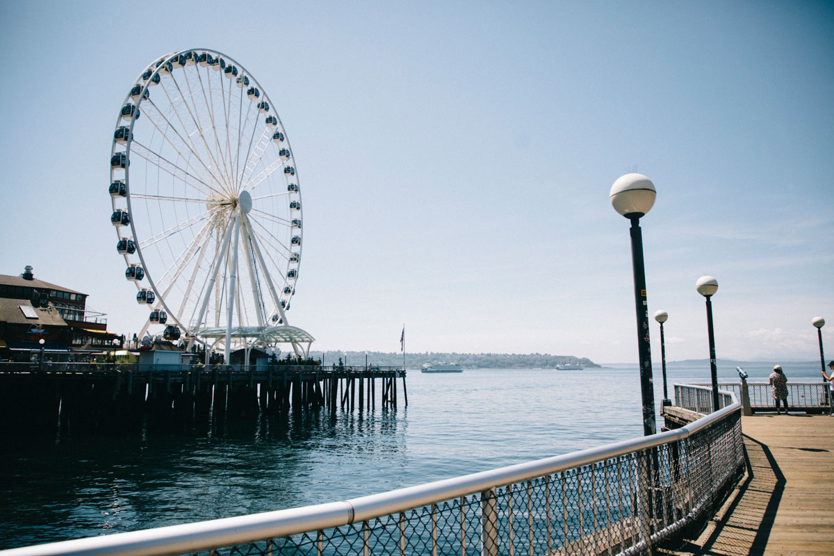 La ballade de Waterfront avec la Great Wheel de Seattle