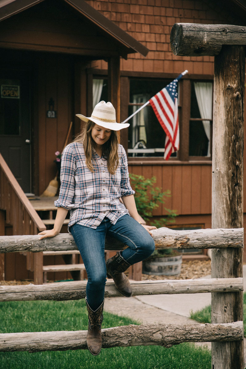 Portrait de clara devant le ranch, Cowboy, Oregon