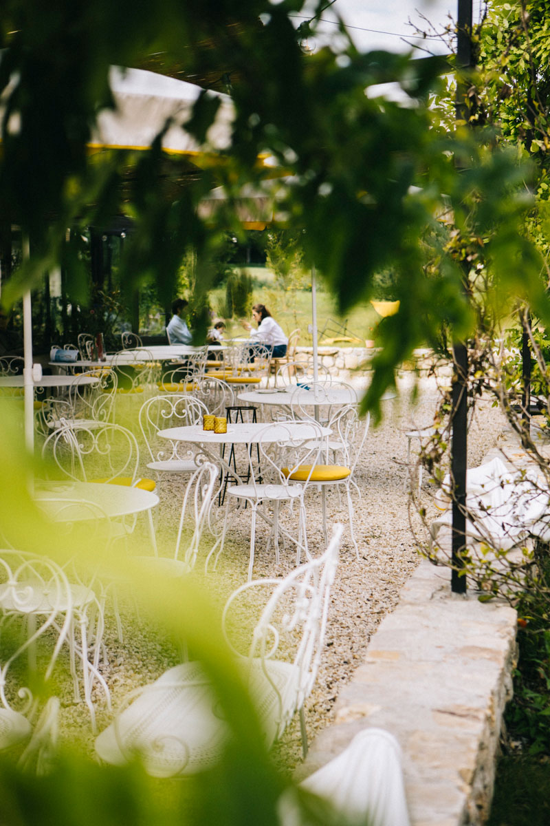 la terrasse ensoleillée , barn hôtel Rambouillet