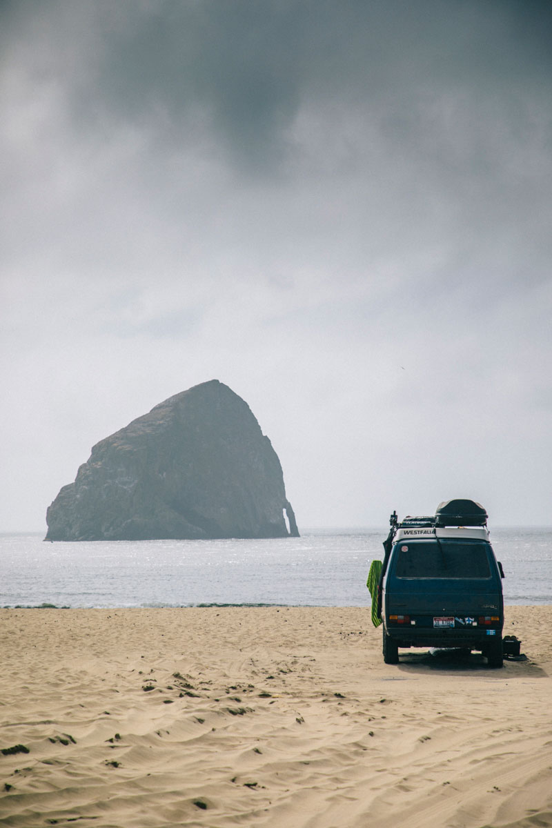 Van sur cape Kiwanda beach, oregon coast