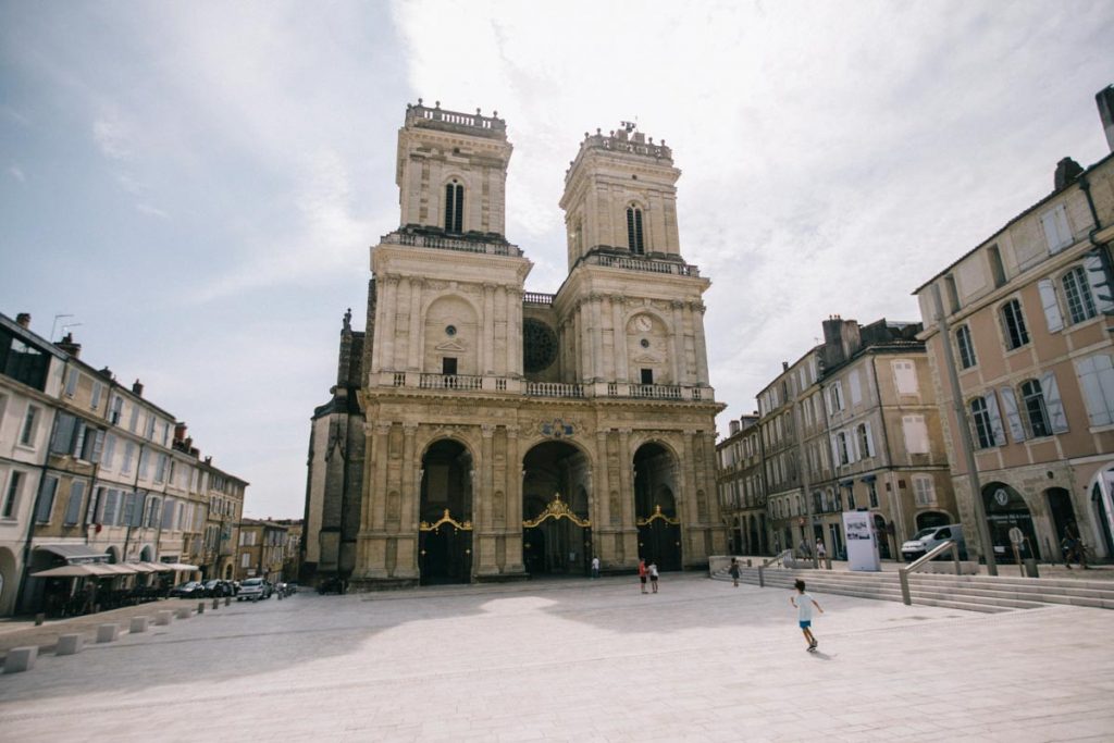 Le parvis de la cathédrale de Auch