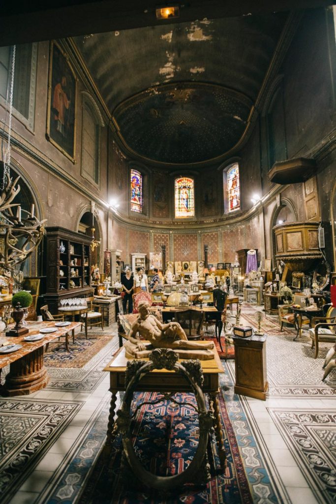 Les brocanteurs installés dans la chapelle du Chateau de Lectoure