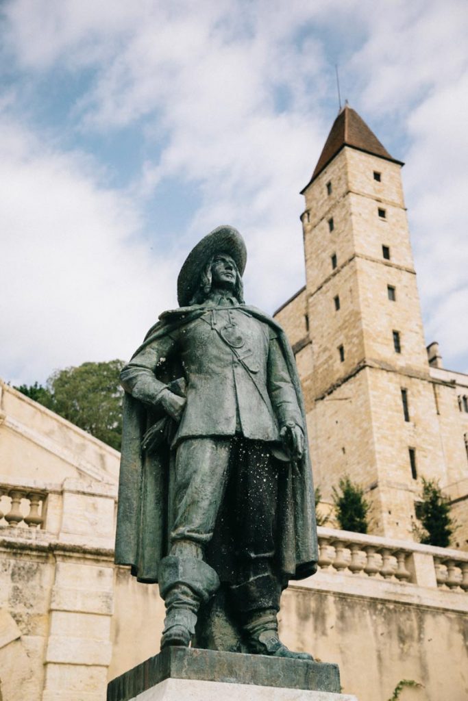 statue de d'Artagnan dans l'escalier monumental à Auch