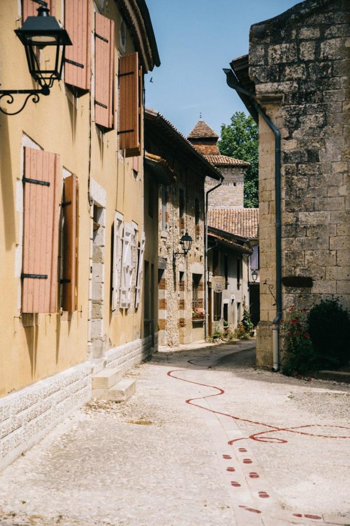 Ligne dessinée dans le village de Sarrant