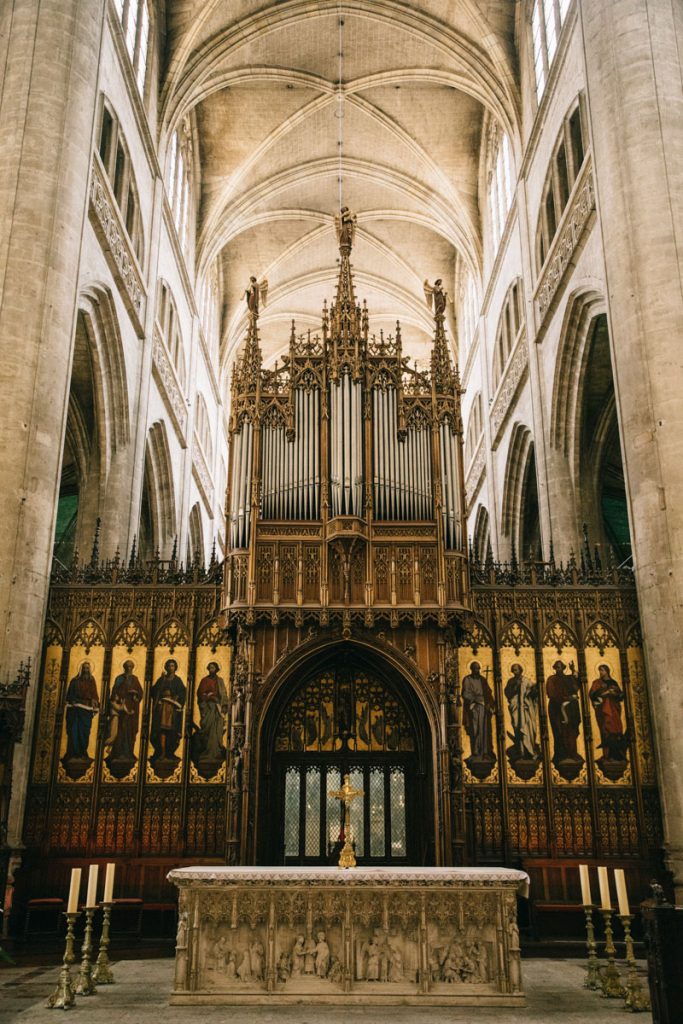 l'orgue au centre de la cathédrale d'Auch