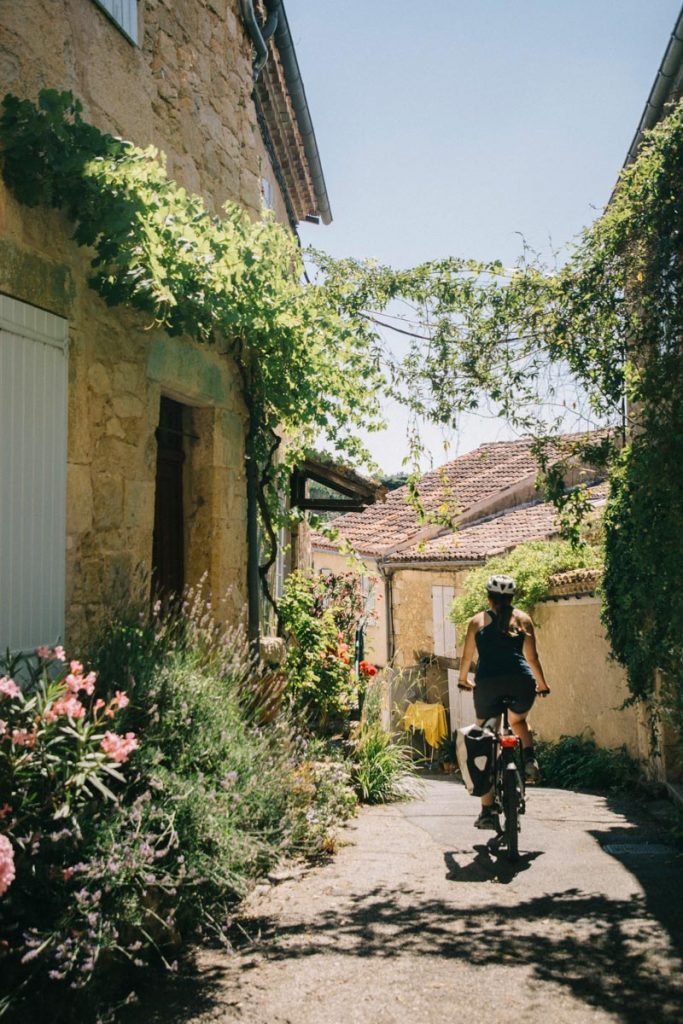 Vélo dans le village de Lavardens und es plus beau de France