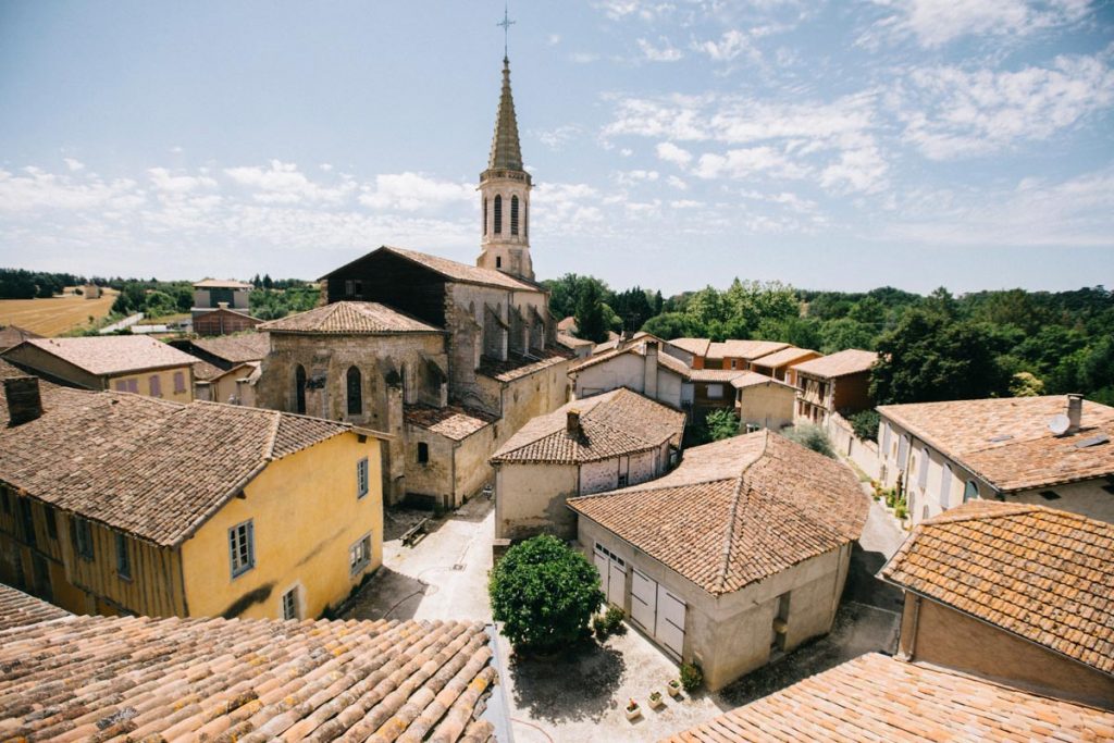 La vue de la bastide depuis la tour de Sarrant