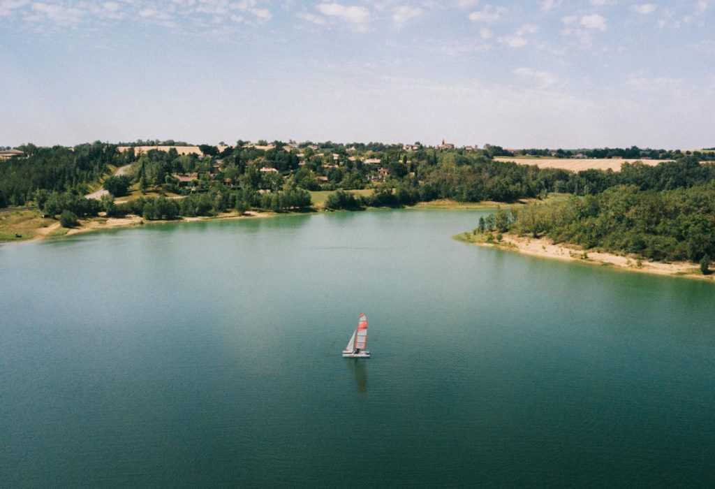 faire du catamaran sur le lac de Saint-Criq