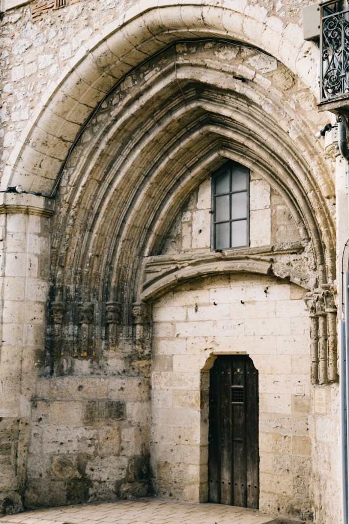 la porte du couvent carmelite de lectoure