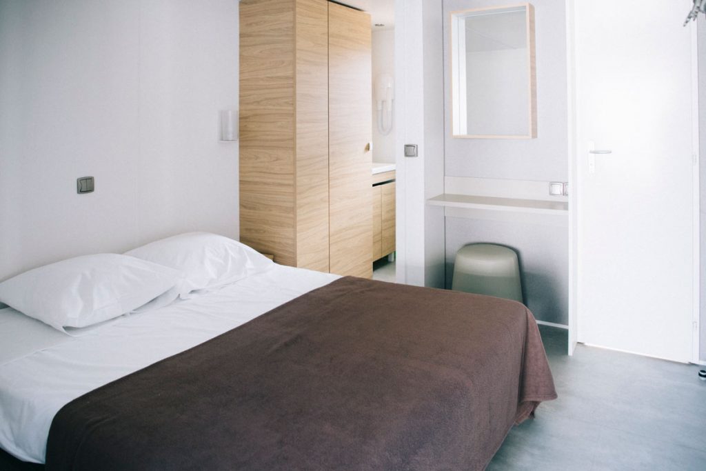chambre dans un bungalow du camping le Roussillonnais. crédit photo : Clara Ferrand - blog Wildroad