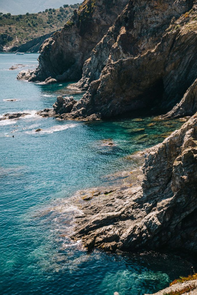 L'eau bleu turquoise de la côte de vermeille. crédit photo : Clara Ferrand - blog Wildroad