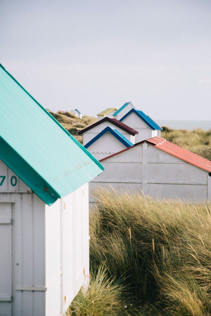 les cabanes colorés de gouaille sur mer
