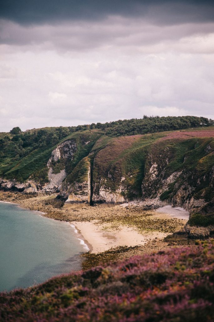 les falaises sur le sentier du cap Fhérel