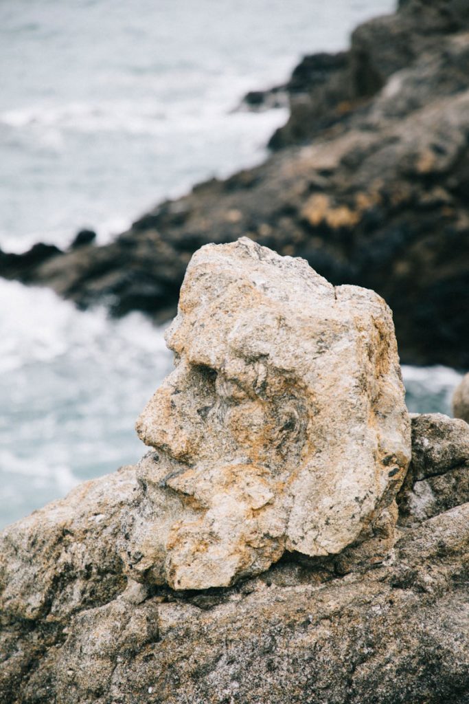 tête sculptée à Rothéneuf