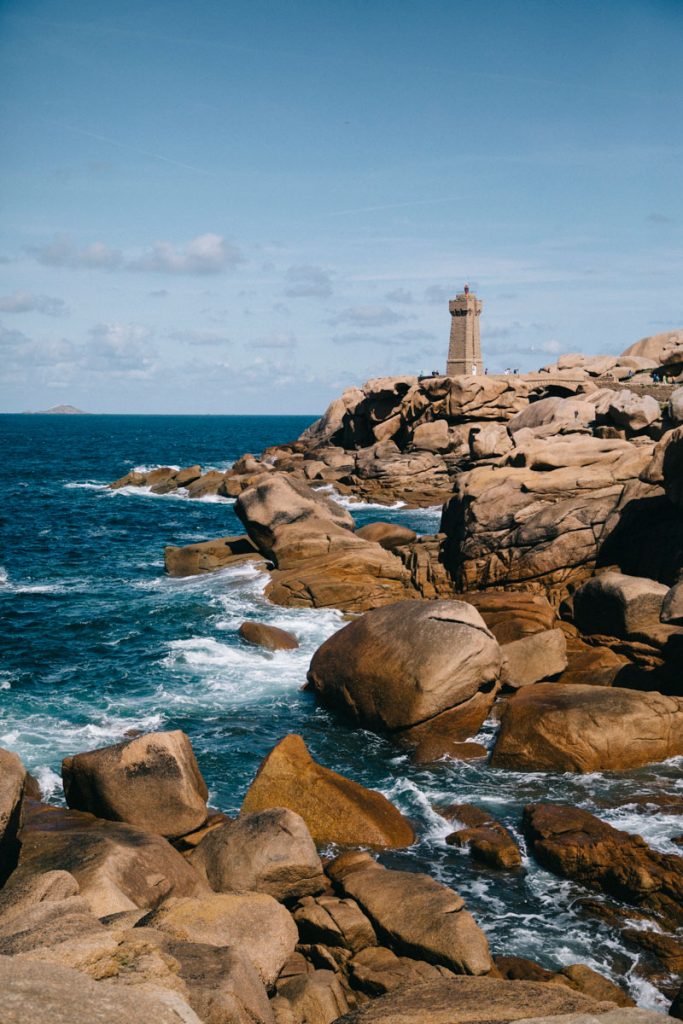 le phare de Men ruz le long de la côte de Granit Rose