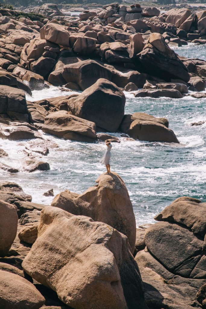 les enfilades des roches de granit rose sur la côte