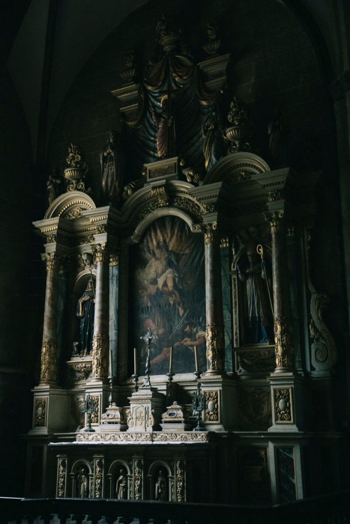 l'autel en granit de l'église de la trinité de Brélévenez