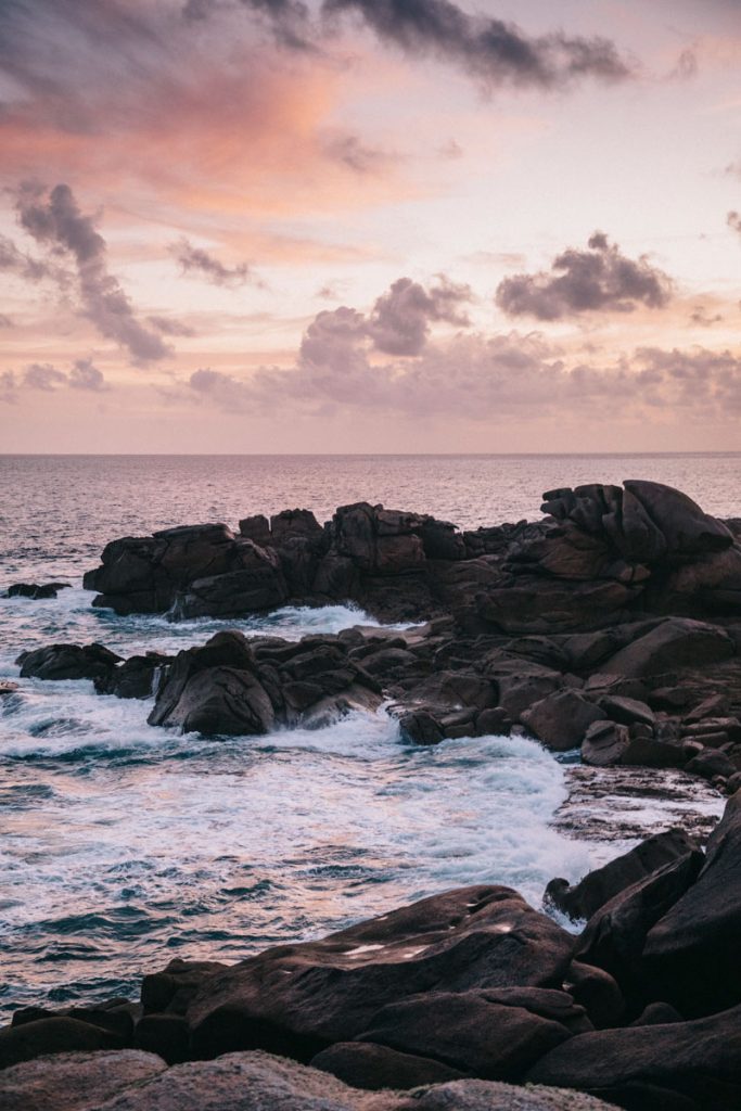lever de soleil sur la Côte de Granit Rose