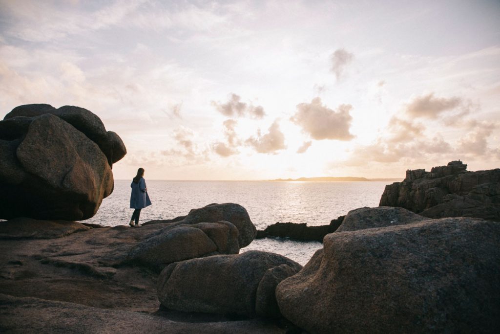 lever de soleil sur la côte de Granit Rose