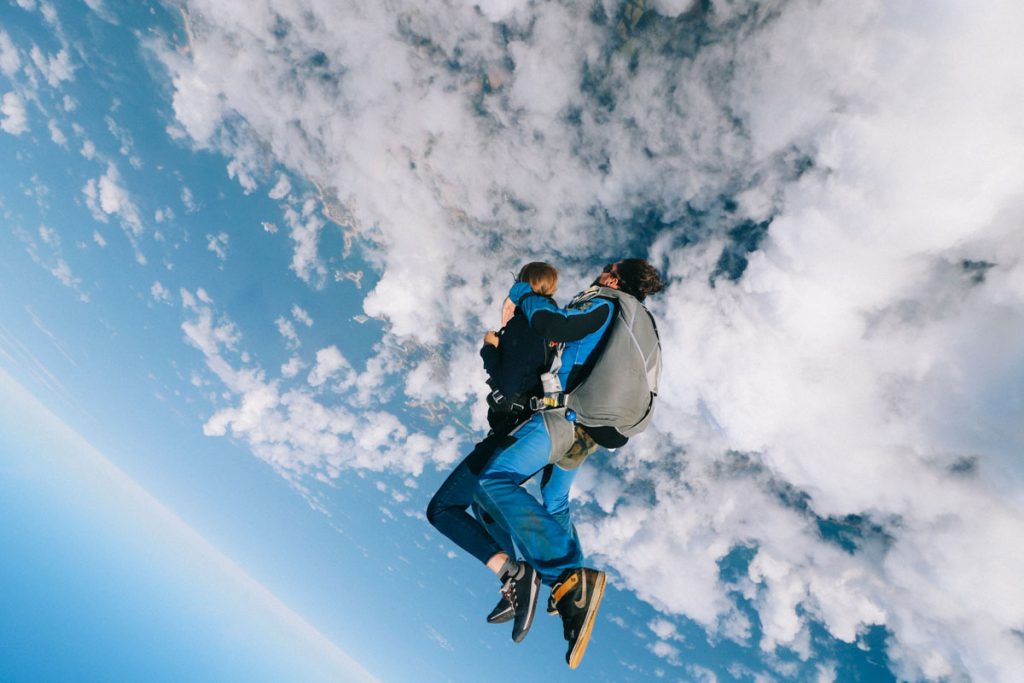 saut en parachute au dessus de la Côte de Granit Rose