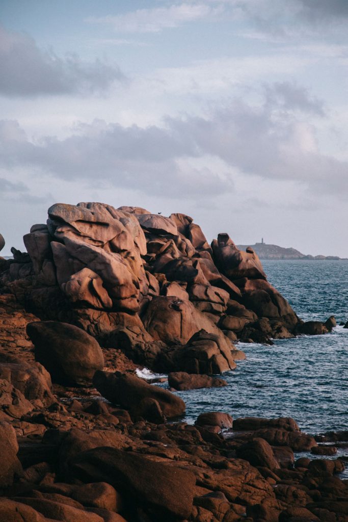 les gros rochers de la côte de Granit Rose