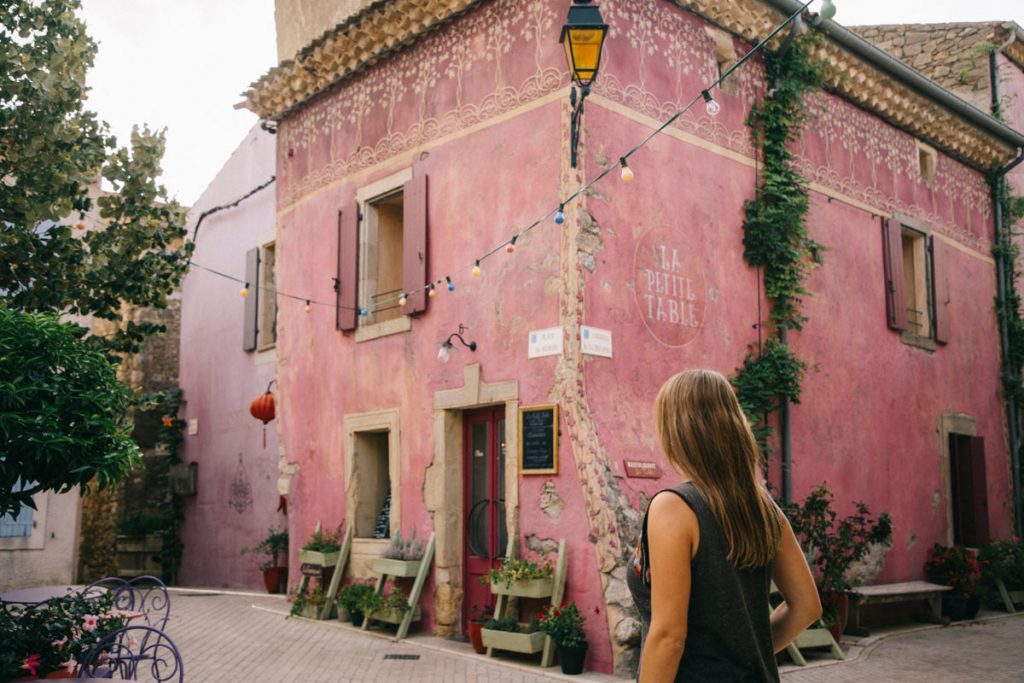 le château village de Castigno et ses façades roses