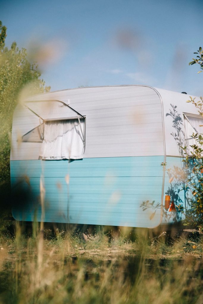 Caravane vintage dans le camping du Caroux