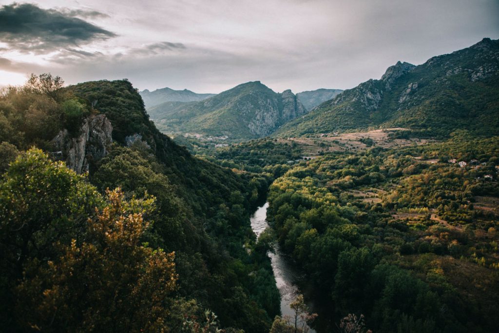 coucher de soleil sur le massif du caroiux et le parc naturel régional du Haut-Languedoc