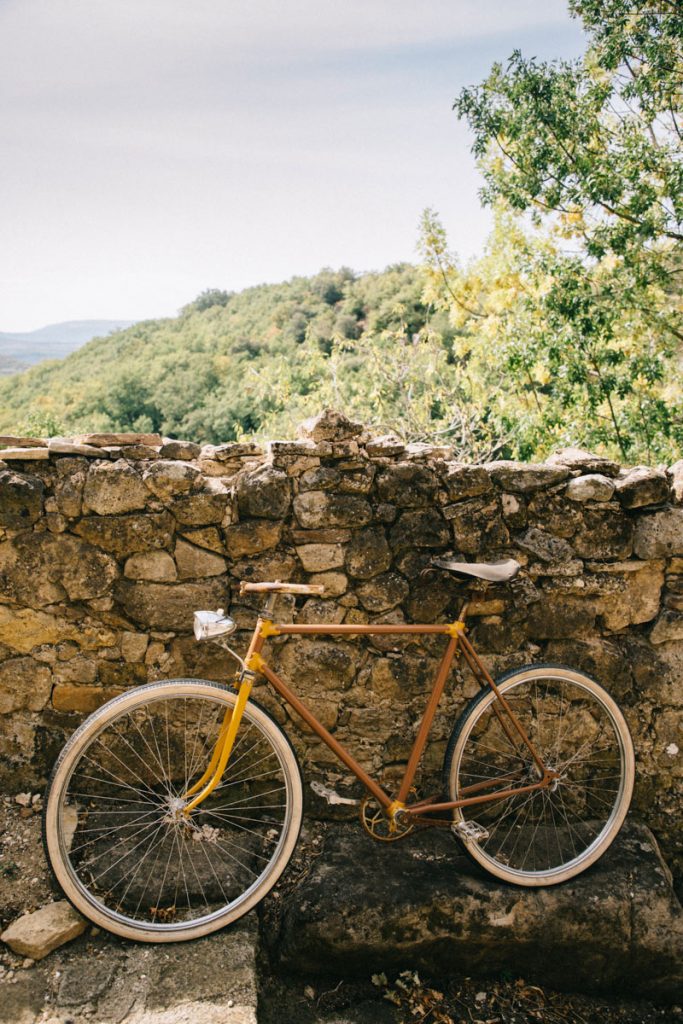 un velo vintage dans le village de Dio