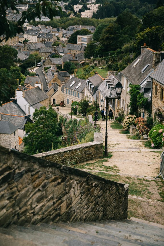 les escaliers de l'église de Brélévenez