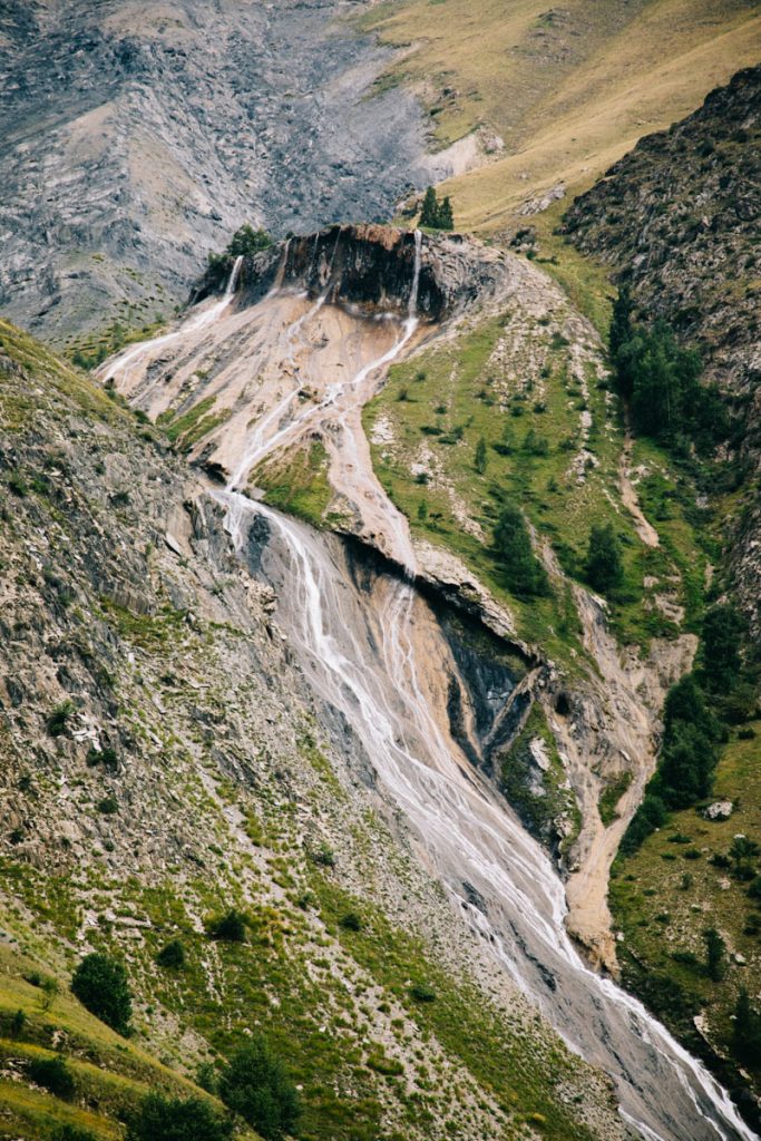 la cascade pétrifiante vue de la table d'orientation