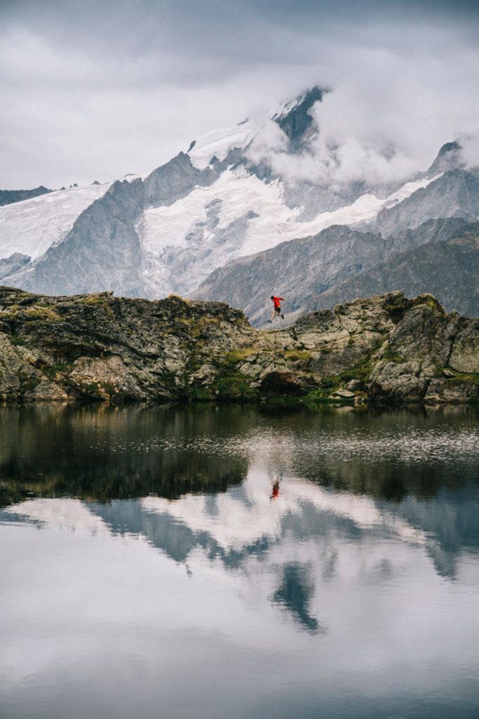 Lac lérié avec les glacier en fond