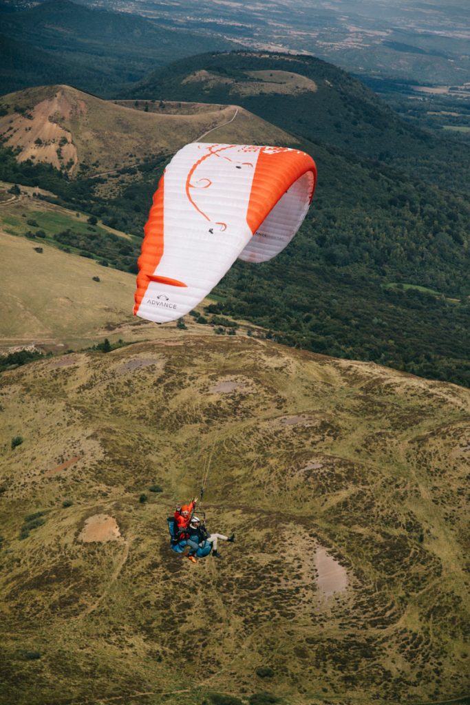 Parapente au dessus de la chaîne des puys