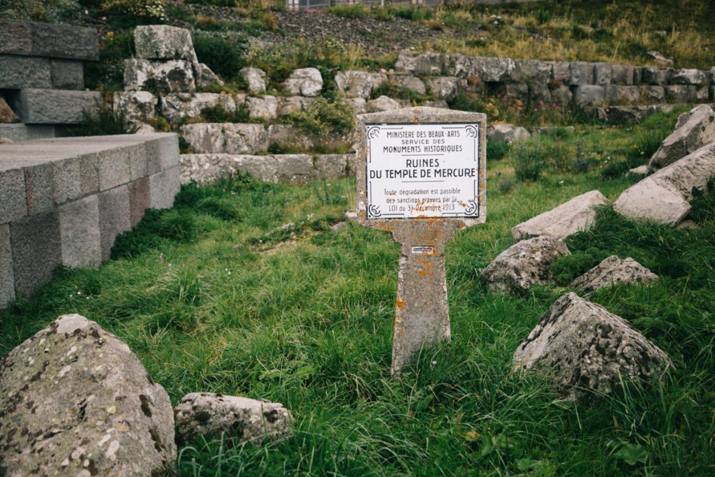 les ruines du temple de Mercure au sommet du puy de Dôme