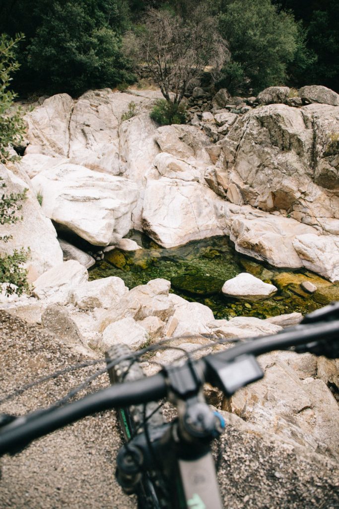 faire du VTT dans les gorges d'Héric