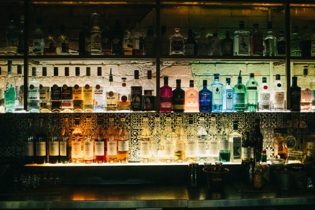 de nombreux alcool pour les cocktail dans les bars de Belfast