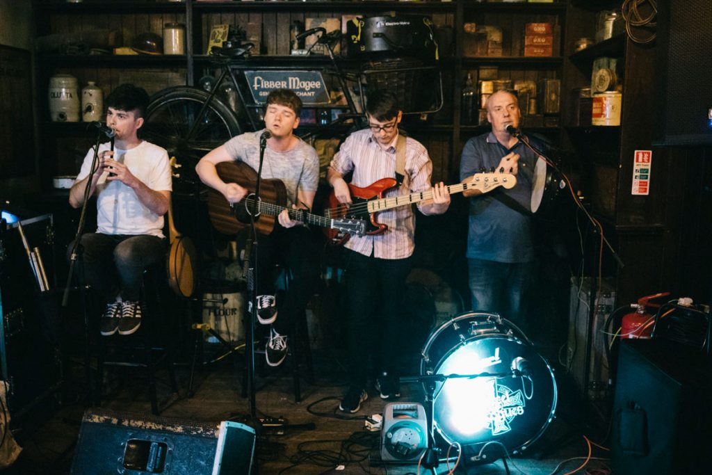 un concert live de musique irlande dans un pub à Belfast
