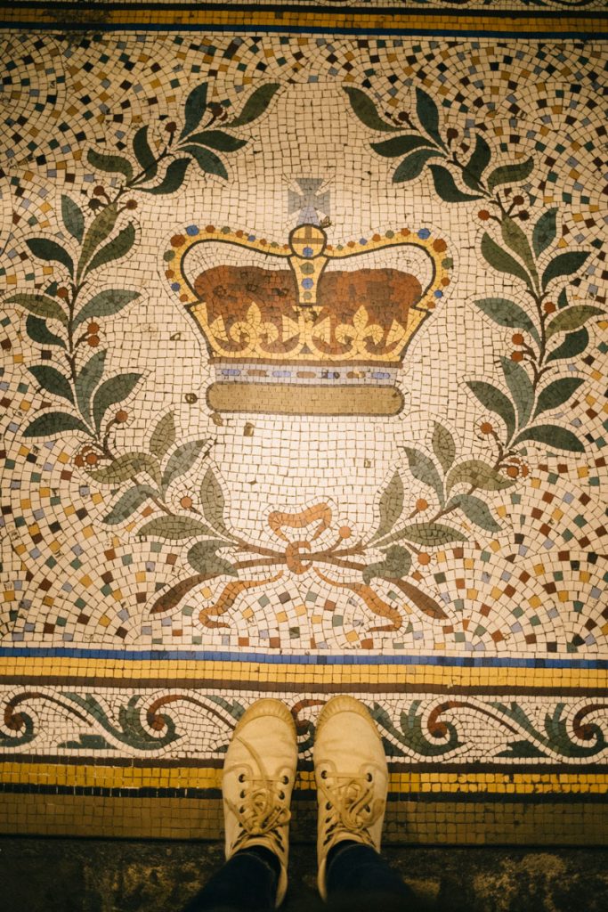 La couronne en mosaïque du The Crown à Belfast
