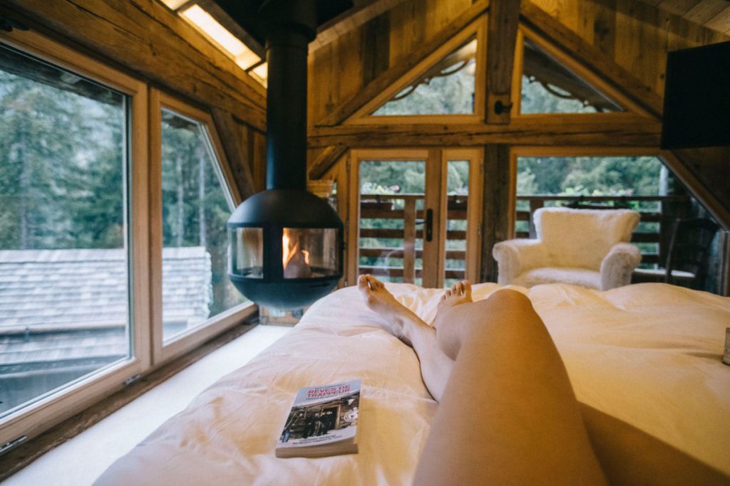 feu de bois et lecture dans les chalets de philippe