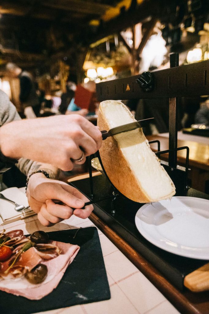où manger la meilleure raclette de chamonix : à la calèche